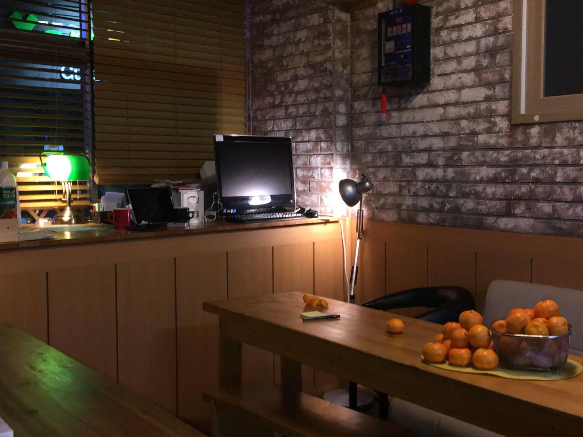 Backpackers In Jeju City Center Екстер'єр фото