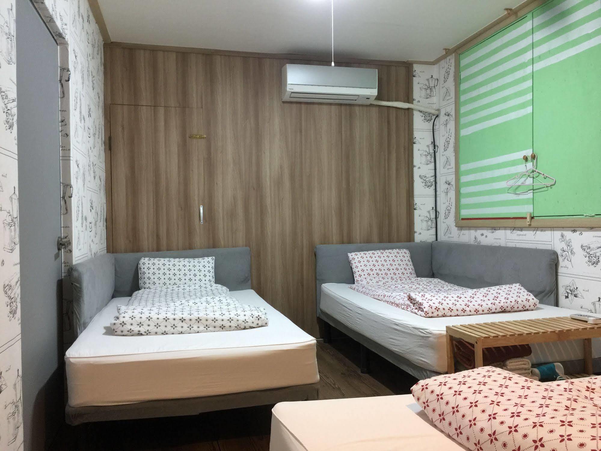 Backpackers In Jeju City Center Екстер'єр фото