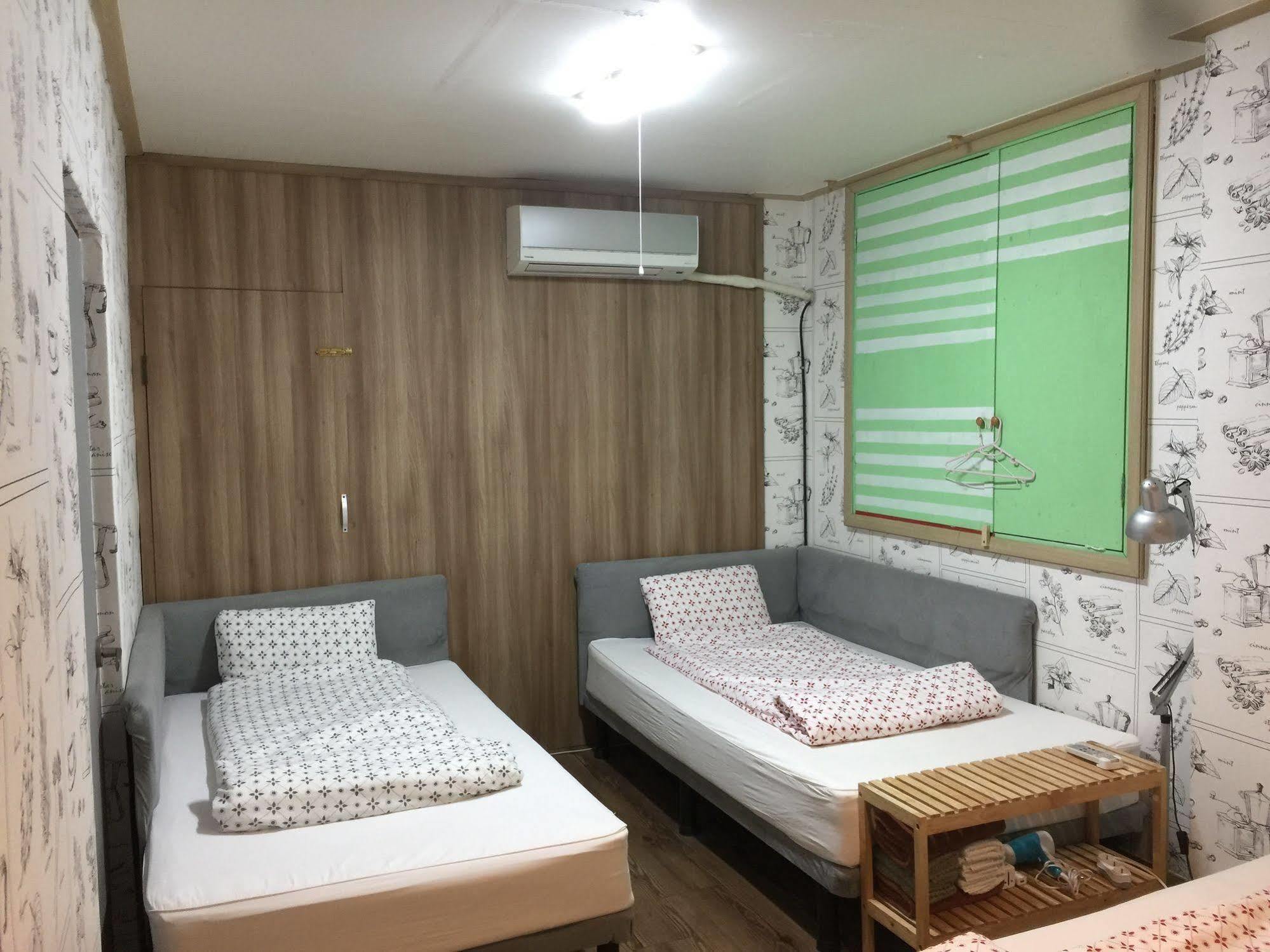 Backpackers In Jeju City Center Екстер'єр фото
