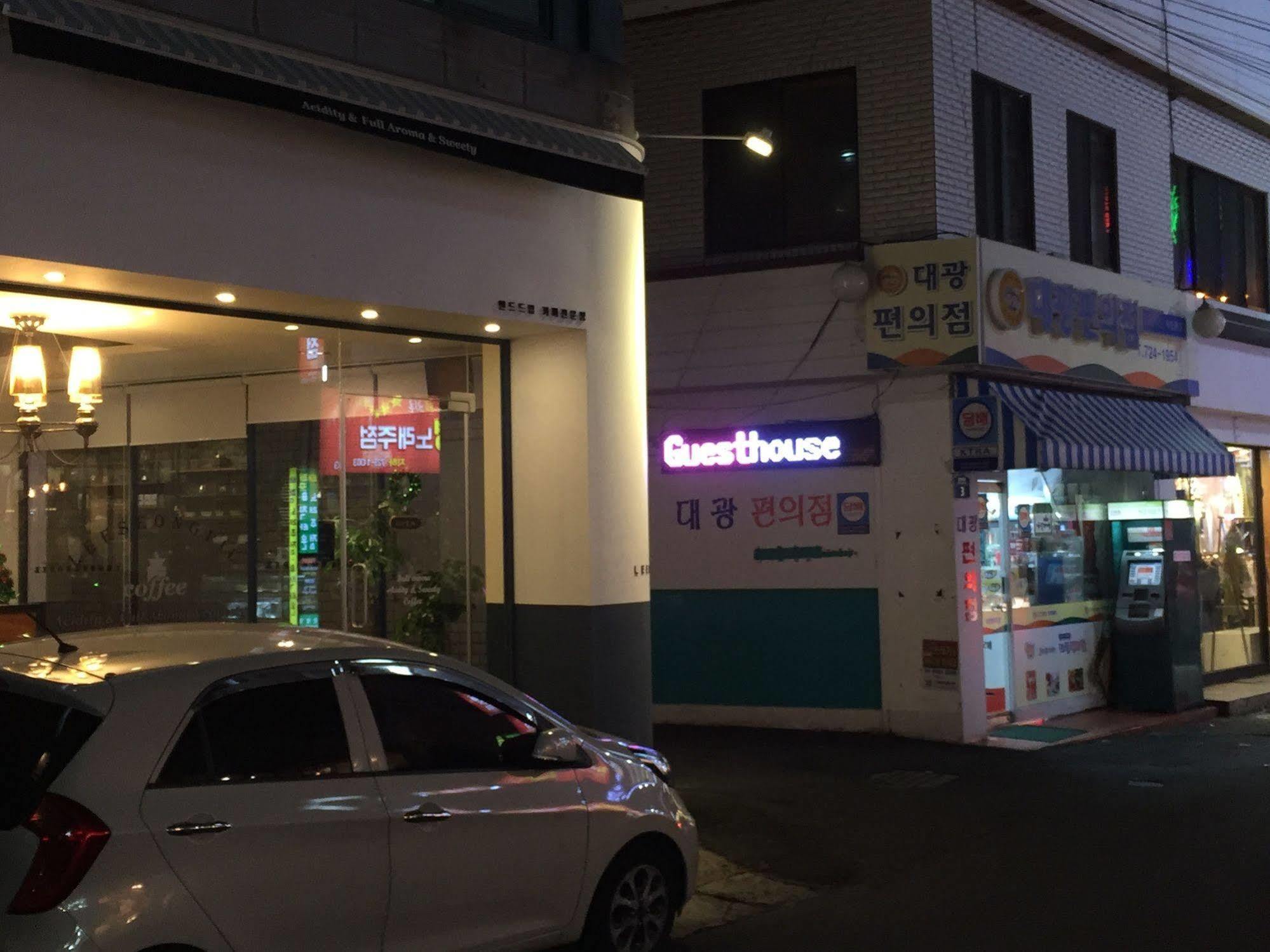 Backpackers In Jeju City Center Екстер'єр фото
