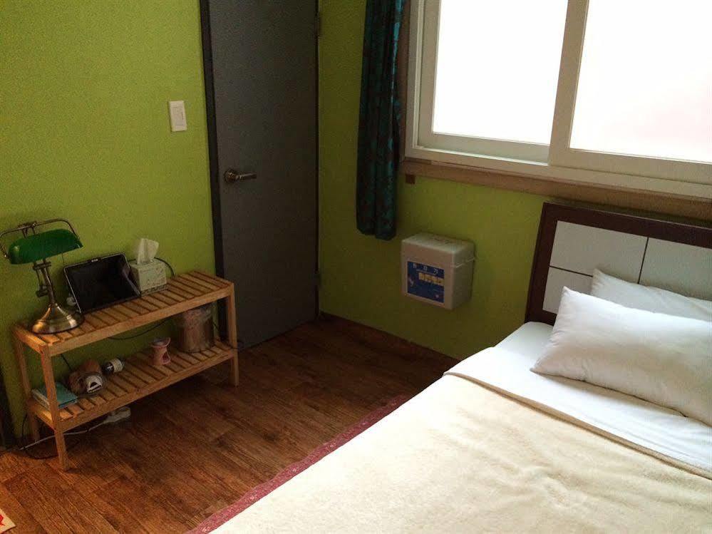 Backpackers In Jeju City Center Екстер'єр фото